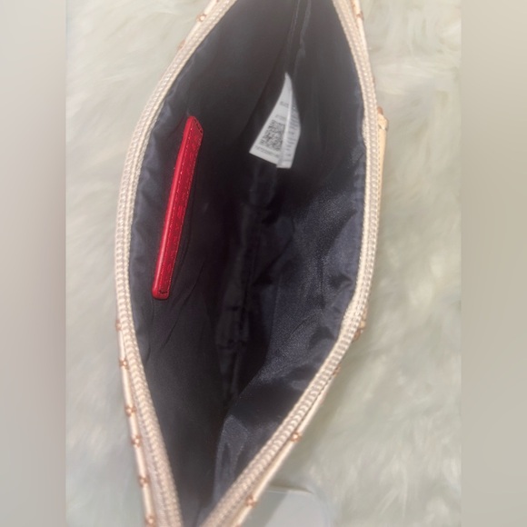 BRAND NEW TOMMY HILFIGER TAN & CREAME MONOGRAMMED WRISTLET/POUCH w/gold hardware - Picture 6 of 11